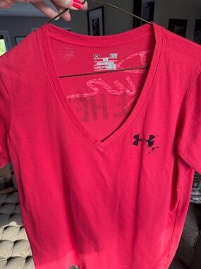 NWOT Under Armour Women's V-Neck Fitted Performance T Bright Pink Run Like Hell